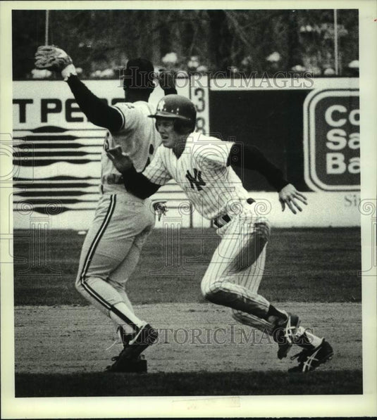 1988 Press Photo Yanks baseball player #38 bumps into Bills #6 running to 3rd