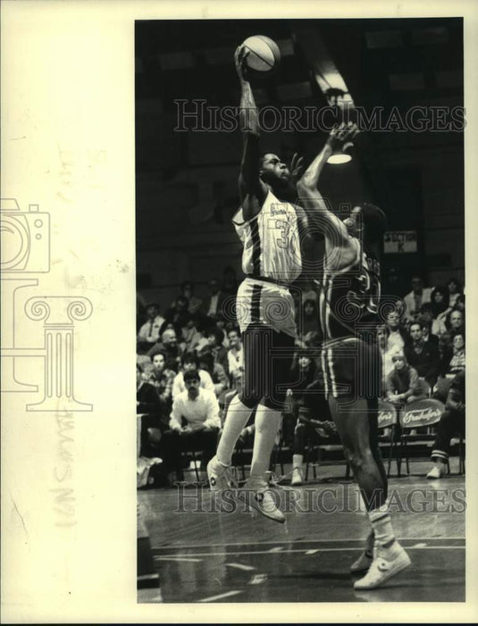 Press Photo Albany Patroons vs. Bay State Bombardiers basketball, New York- Historic Images