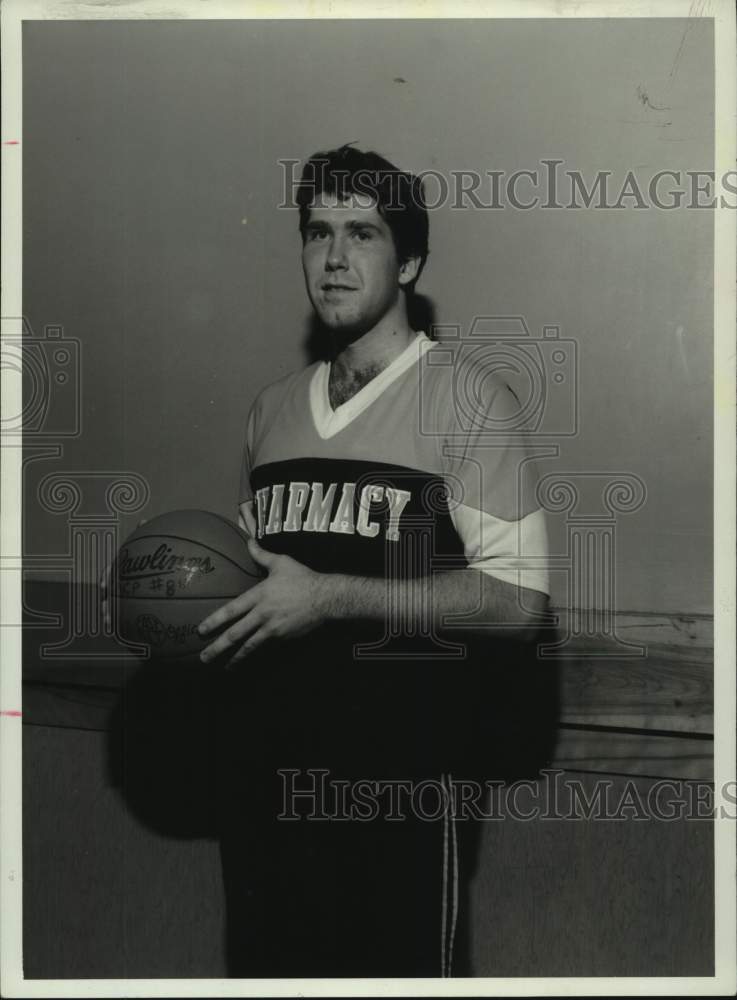 1986 Press Photo Basketball player poses for photo in New York - tus04423 - Historic Images