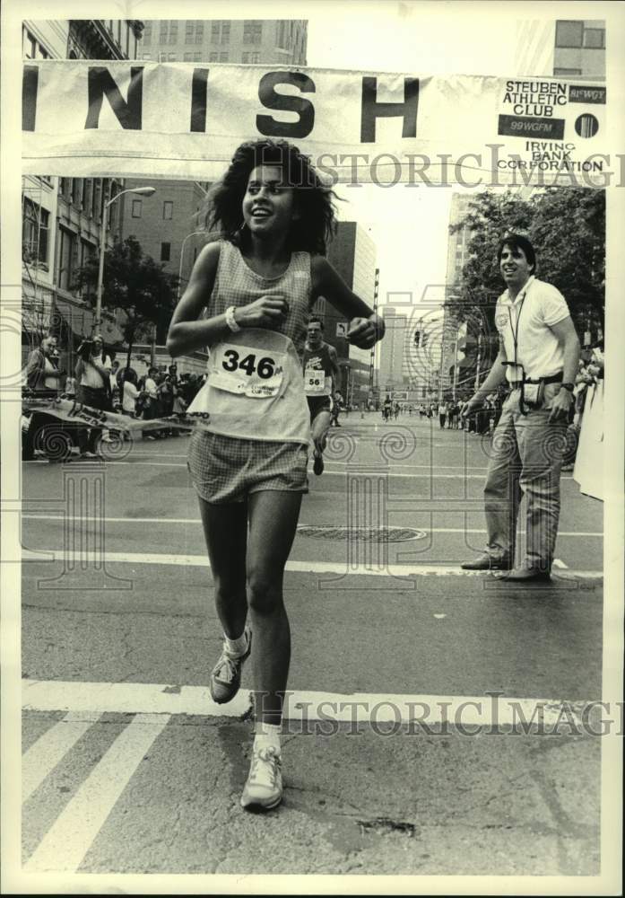 1986 Press Photo Yola N Strock first woman to cross finish line in Albany race- Historic Images