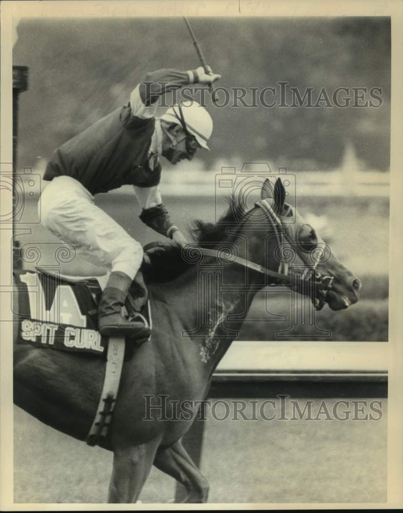 1983 Press Photo Jockey Jean Cruguet wins Alabama race with Spit Curl - Historic Images