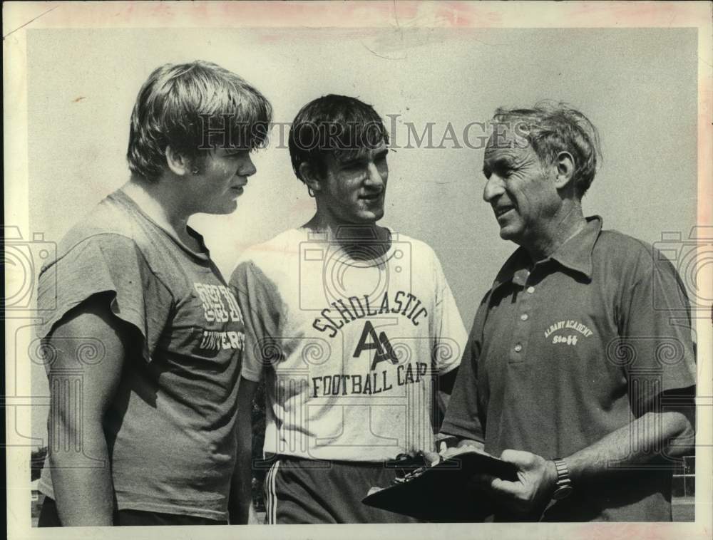 1981 Press Photo Albany Academy Football Coach Ernie Steck talks to co-captains - Historic Images