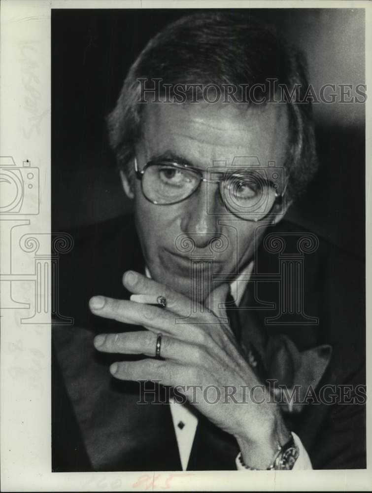 Press Photo Sports announcer Chris Schenkel smokes a cigarette - Historic Images