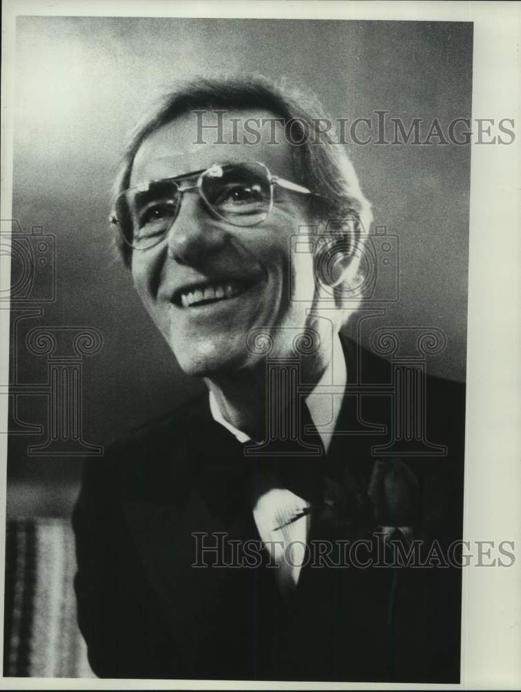 Press Photo Sports announcer Chris Schenkel is all smiles in a tuxedo - Historic Images