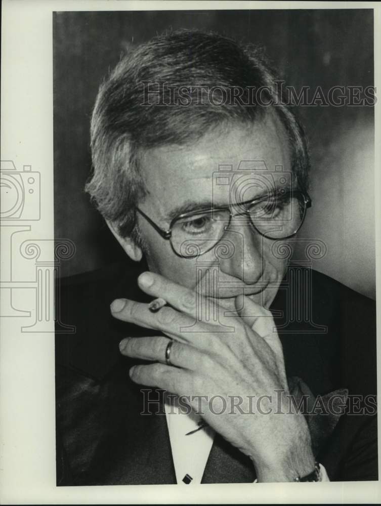 Press Photo Sports announcer Chris Schenkel smokes a cigarette - tus04507- Historic Images