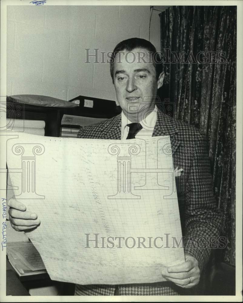 Press Photo Unidentified man looks at grid paper at Saratoga Race Track, NY - Historic Images