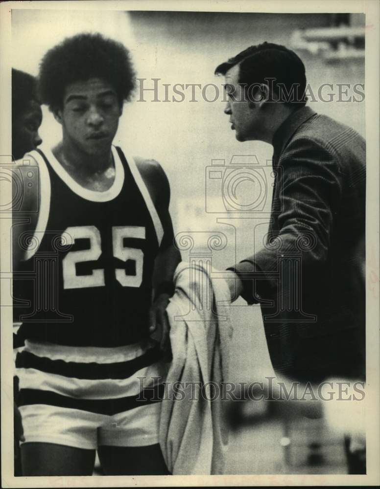 1973 Press Photo Albany High basketball instructs players in New York- Historic Images