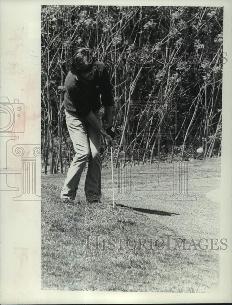 Press Photo Steve Hutchins chips onto green during round of golf in New York - Historic Images