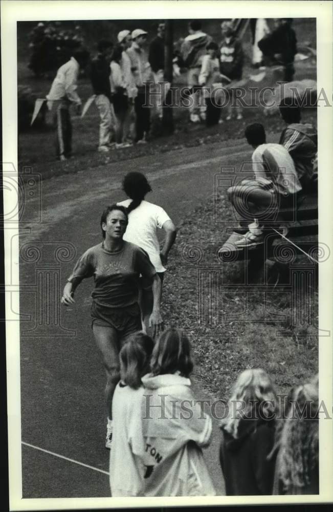 1990 Press Photo High school runners compete in track meet in Guilderland, NY - Historic Images