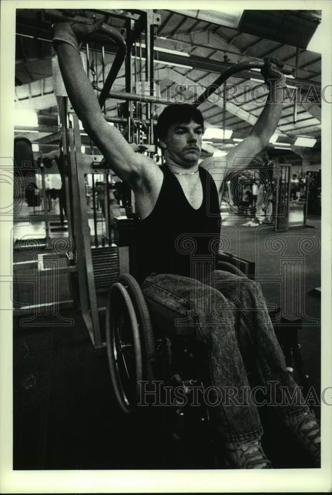 1990 Press Photo Steve Klee lifts weights at Colonie Sports & Fitness, New York- Historic Images