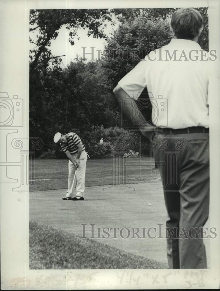 Press Photo Ray Kelly putts during round of golf in New York - tus04695 - Historic Images