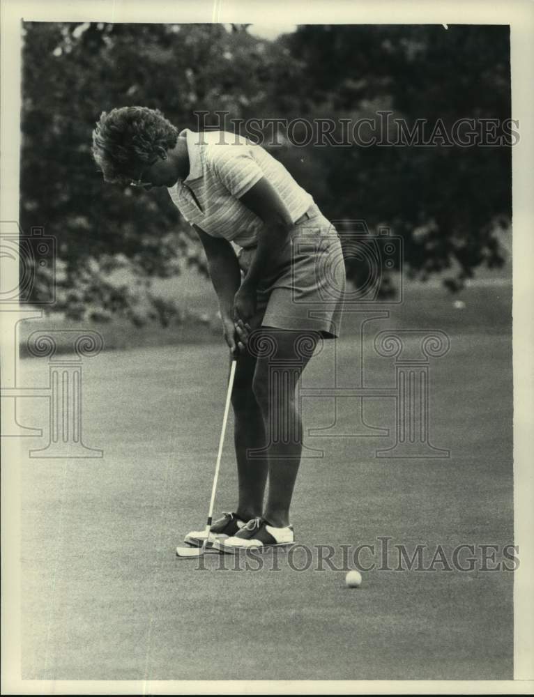 1984 Press Photo Karen Krug putts during round of golf in New York - tus04709- Historic Images