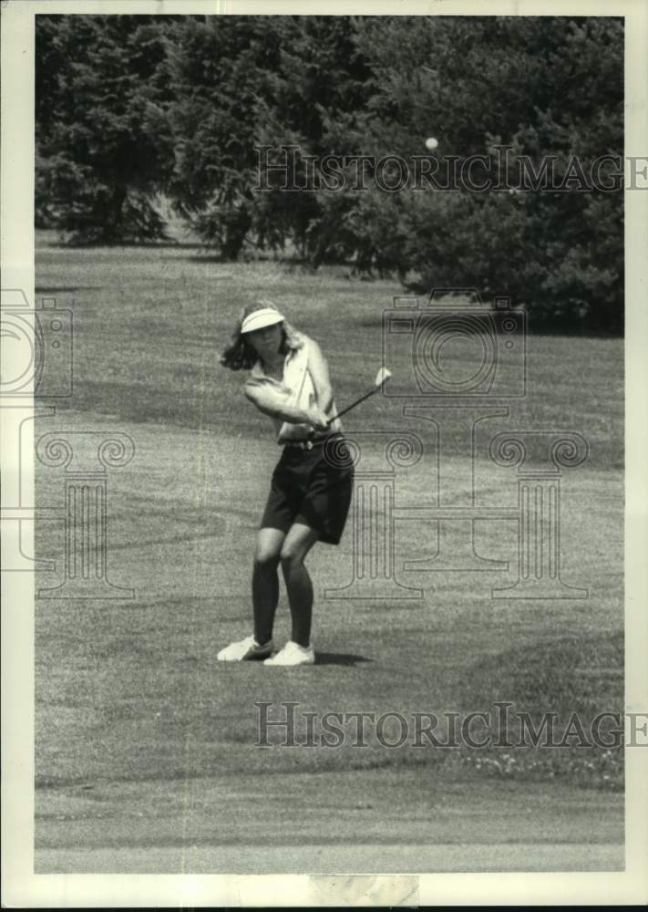 1988 Press Photo Nancy Kroll chips onto green during round in Colonie, New York- Historic Images