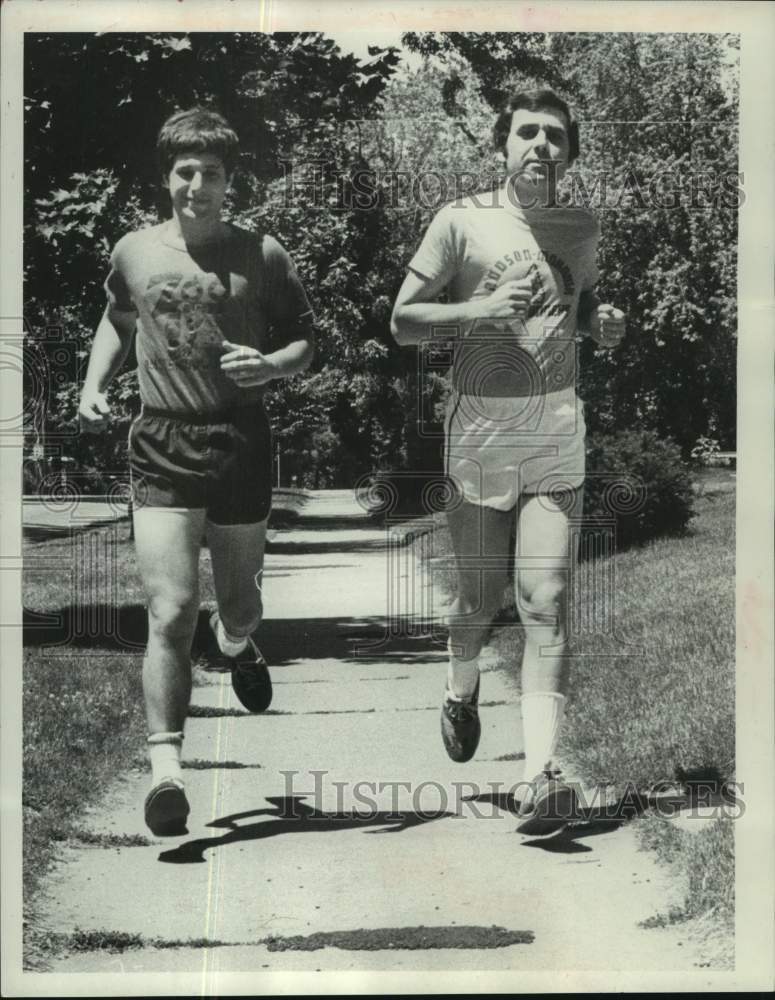1978 Press Photo Dr. Norbert Kosinski jogs with associate in New York - Historic Images