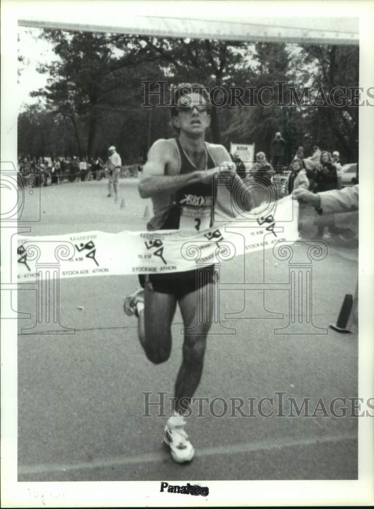 Press Photo Jerry Lawson crosses finish line in first place in Schenectady NY- Historic Images