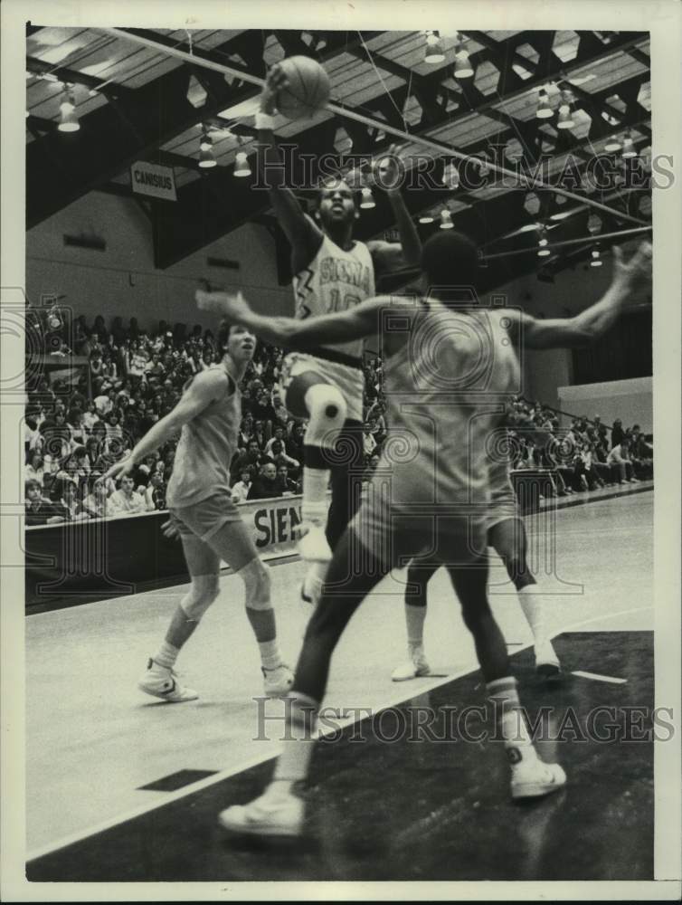 1980 Press Photo Siena College basketball player Keith Rhodes goes up for shot- Historic Images