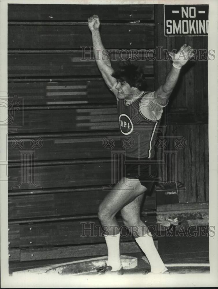 1982 Press Photo RPI&#39;s Dan Rich raises hands after winning hammer toss meet - Historic Images