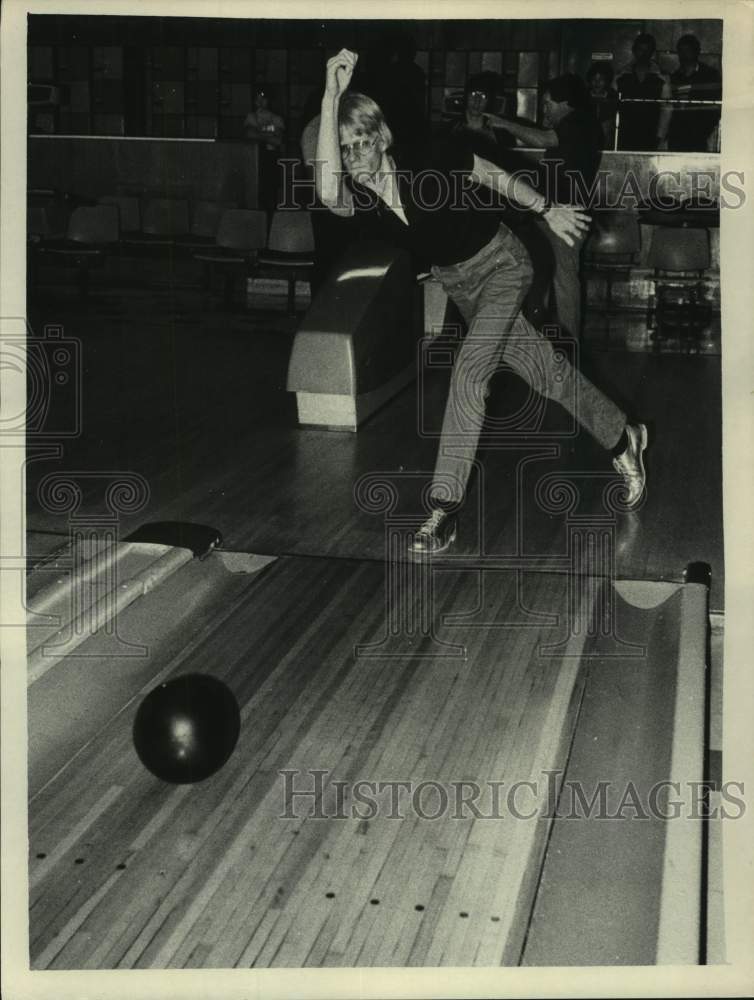 1983 Press Photo Mark Ray in action at Albany Bowling Center in New Yo ...
