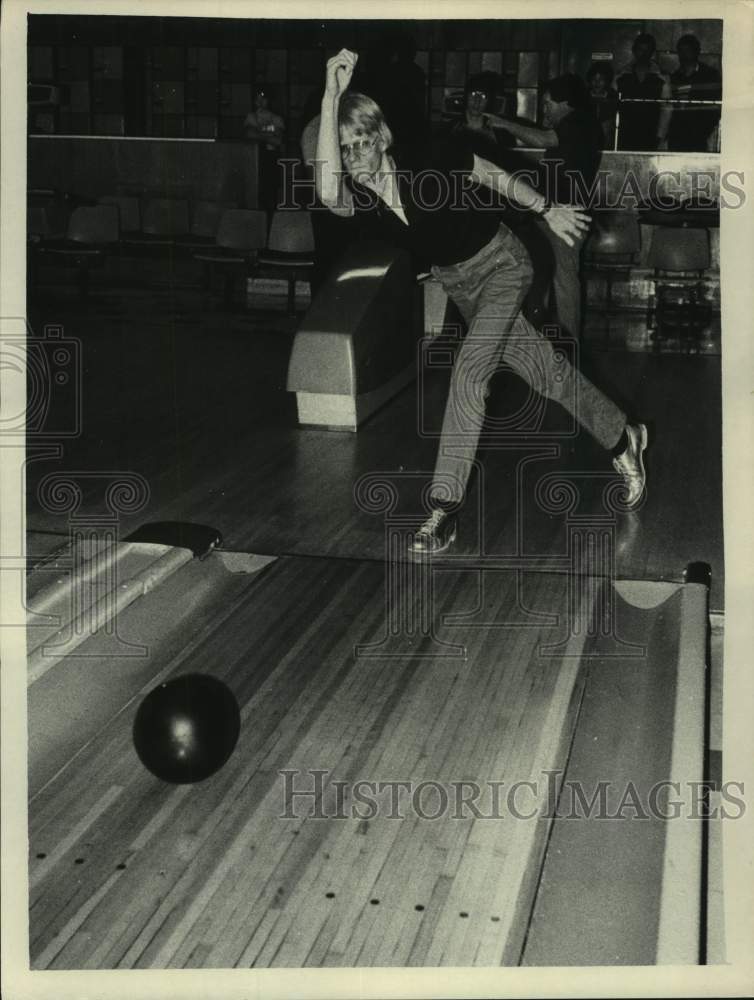 1983 Press Photo Mark Ray in action at Albany Bowling Center in New York - Historic Images