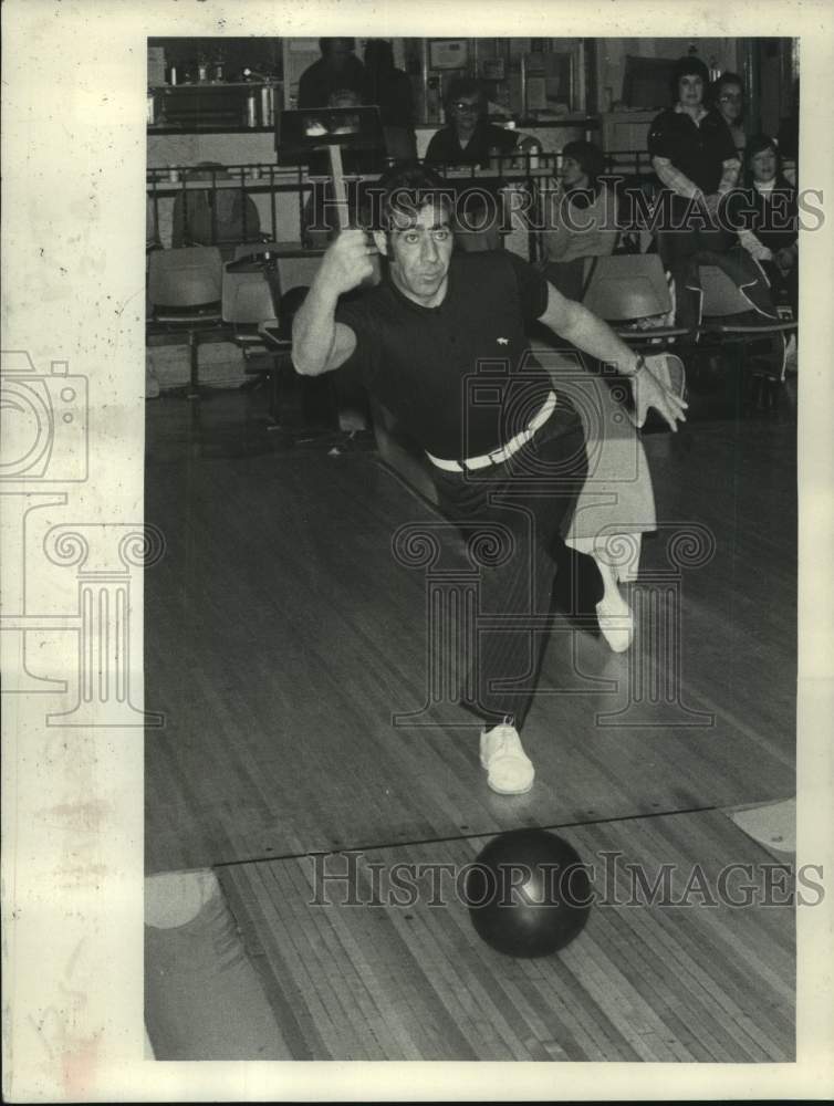 1983 Press Photo Bowler Vince Spiezio in action in Troy, New York - tus04917 - Historic Images