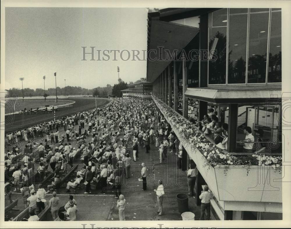 Press Photo Fans watch race from grandstand area at Saratoga Raceway, New York - Historic Images