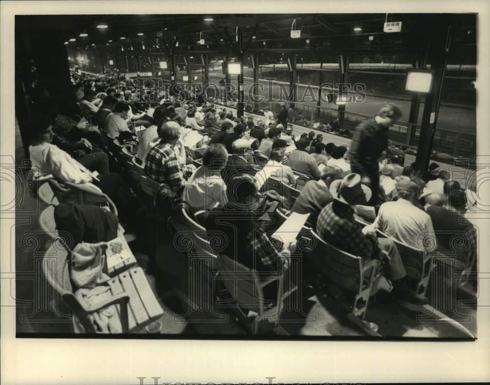 1985 Press Photo Fans watch race from grandstand at Saratoga Raceway, New York - Historic Images