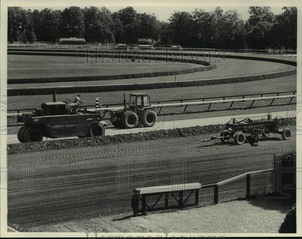 1984 Press Photo Crews resurface race track at Saratoga Raceway in New York- Historic Images