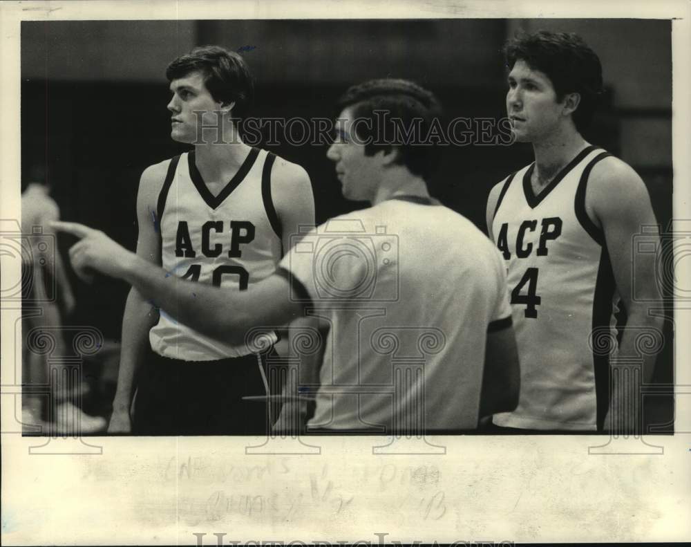 1985 Press Photo Basketball john Demo instructs players in New York- Historic Images