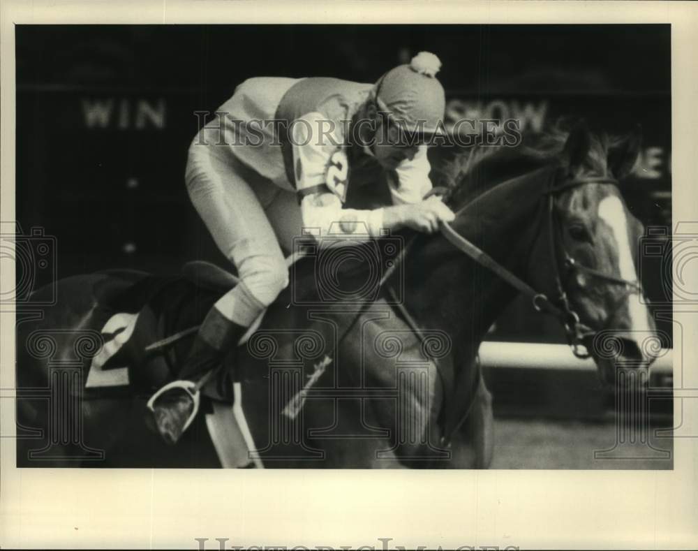 1984 Press Photo Jerry Fishback comes back to win the fourth race at Saratoga NY - Historic Images