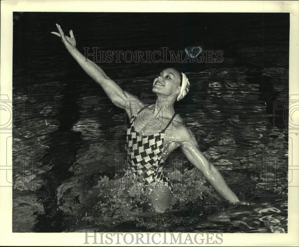 1984 Press Photo Synchronized swimmer Tracy Ruiz pops out of the water at SUNY - Historic Images