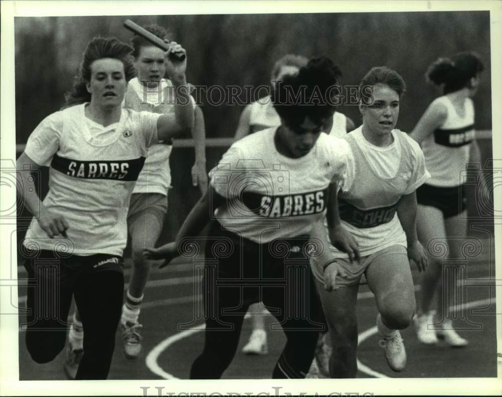 1989 Press Photo Sabres track athletes hand off baton in first relay of 4 X 100- Historic Images