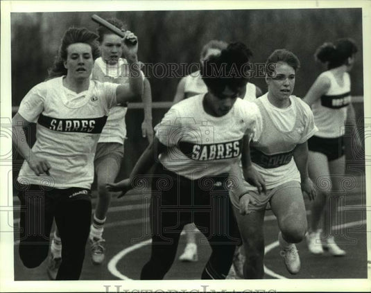 1989 Press Photo Sabres track athletes hand off baton in first relay of 4 X 100- Historic Images