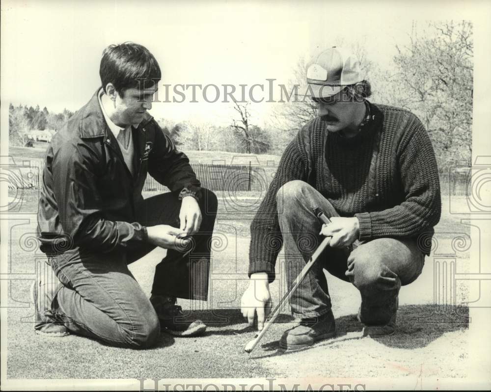 1982 Press Photo Wolferts Roost Golf course maintenance workers test for frost- Historic Images