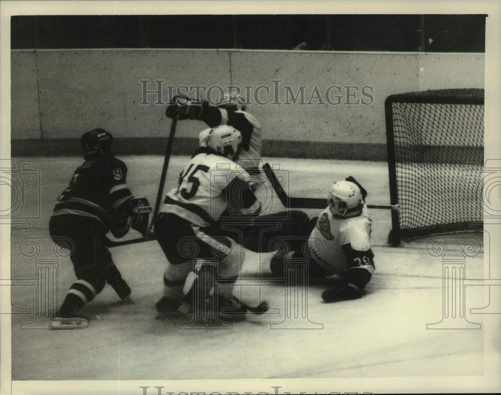 1985 Press Photo New York Rangers hockey players battle Red Wings at RPI, NY - Historic Images