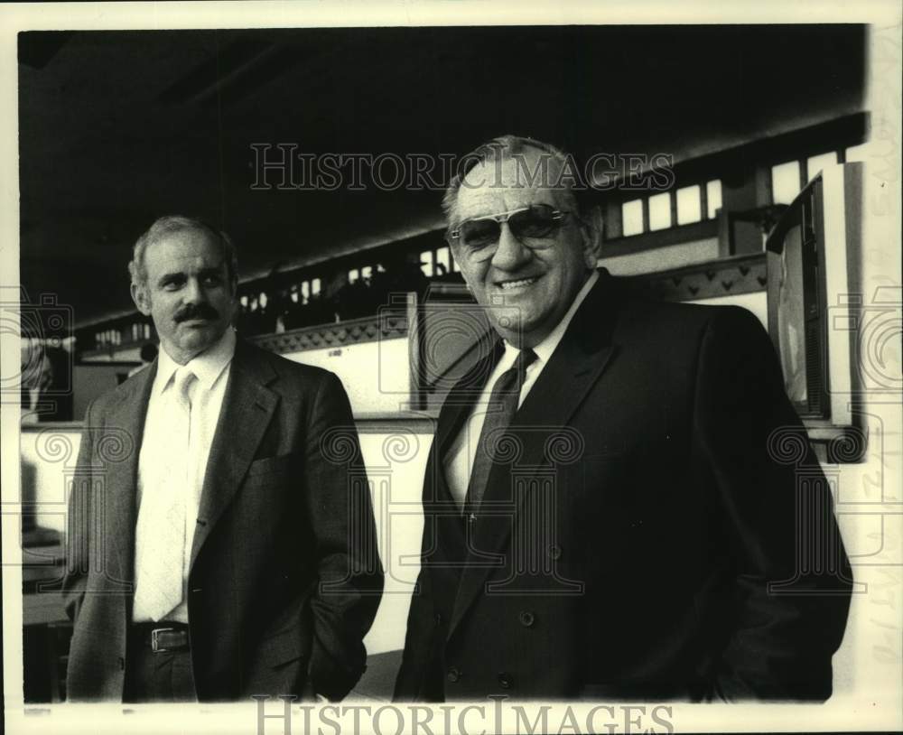 1986 Press Photo David W Morris and new owner William R Jones at Saratoga Track- Historic Images
