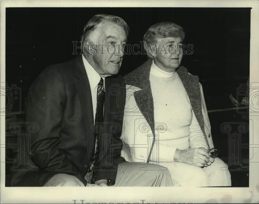 Press Photo Bill Kalbaugh sits with unidentified woman - Historic Images