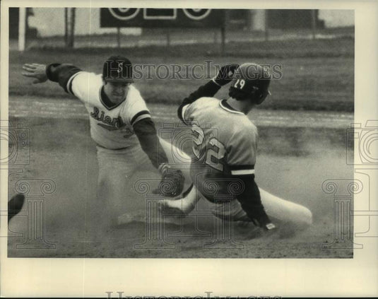 1985 Press Photo Siena College baseball player tries to tag out a sliding
