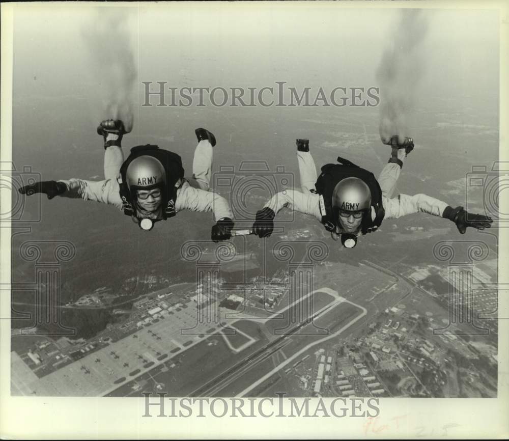 Press Photo Tandem skydiving team in the air over New York - tus05238 - Historic Images