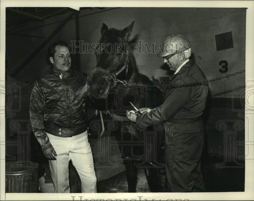 1984 Press Photo New York State veterinarian tests racehorse at Saratoga Raceway - Historic Images