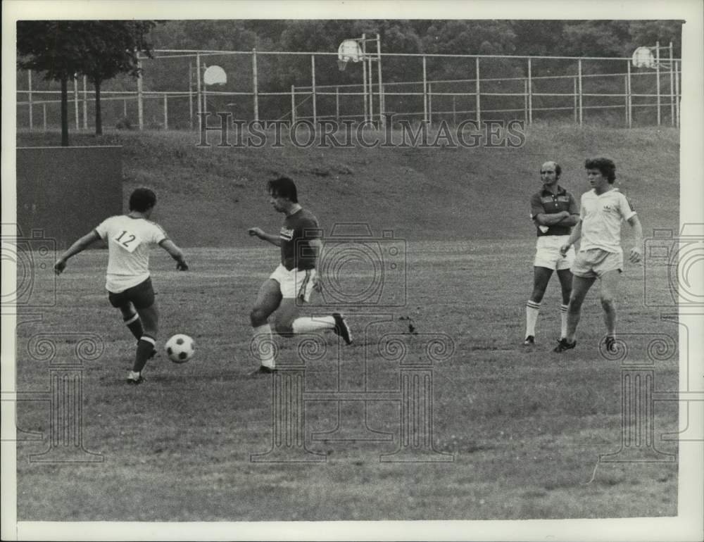 1981 Press Photo Colonie Soccer Coach Joseph Santos watches players for tryouts - Historic Images