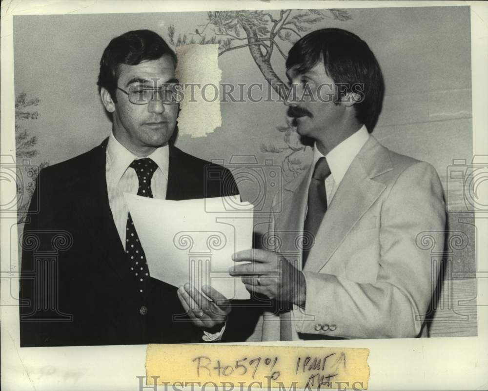 1978 Press Photo Dick Sakala (left) &amp; hockey Charles Morison review papers- Historic Images