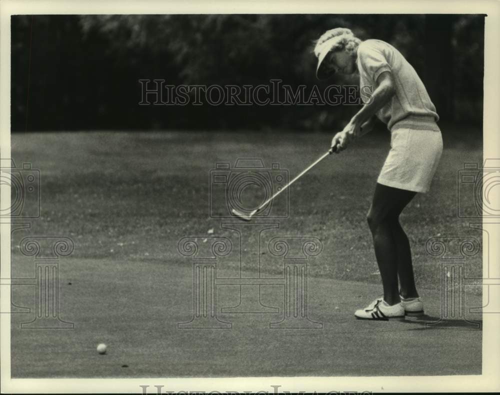1984 Press Photo Lisa Kluver putts during round of golf in Colonie, New York- Historic Images