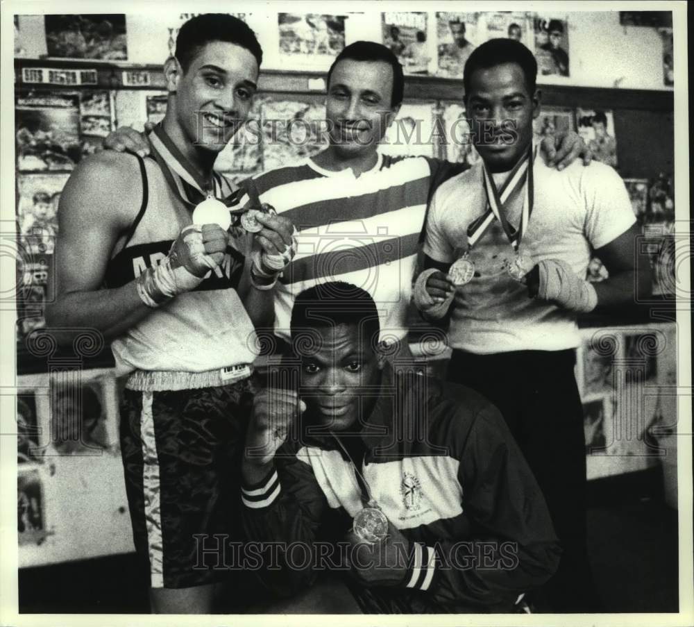 1990 Press Photo Boxers and pose with winning medals in New York- Historic Images