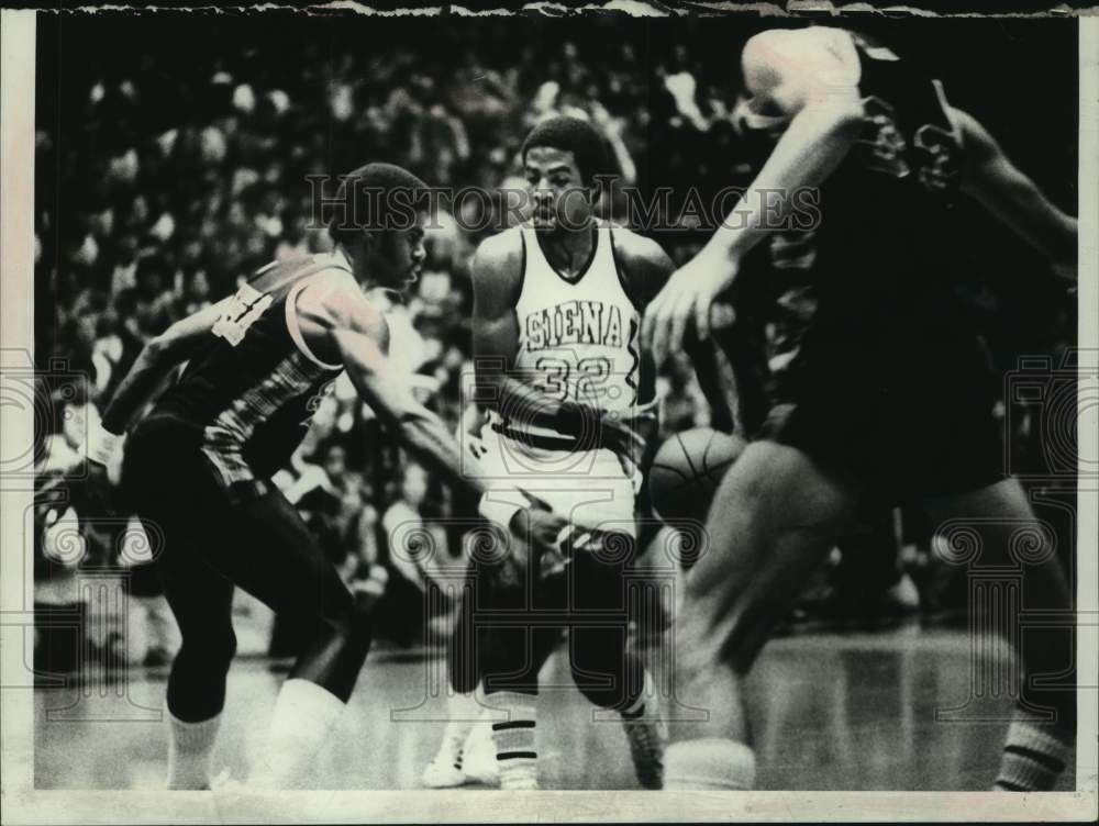 1979 Press Photo Rich Furr in action for Siena College basketball team, New York - Historic Images