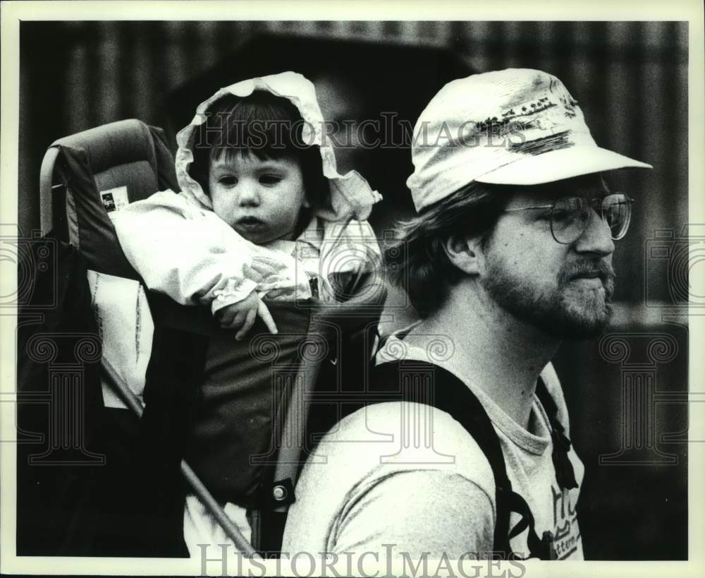 1990 Press Photo Father &amp; daughter watch runners in Albany, New York road race - Historic Images