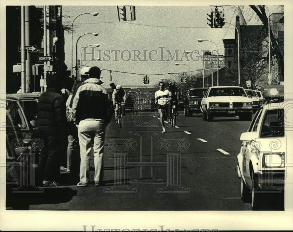 1986 Press Photo Bill Reifsnyder runs in Albany, New York Chopperthon road race - Historic Images