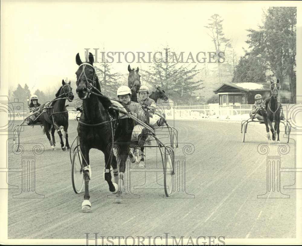 1986 Press Photo Harness drivers exercise horses at Saratoga Raceway, New York - Historic Images