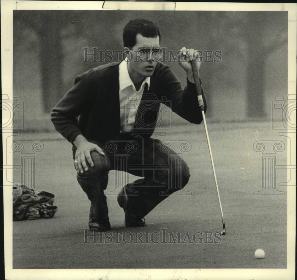 1986 Press Photo Jeff Gunning reads putt during round of golf in Guilderland, NY- Historic Images