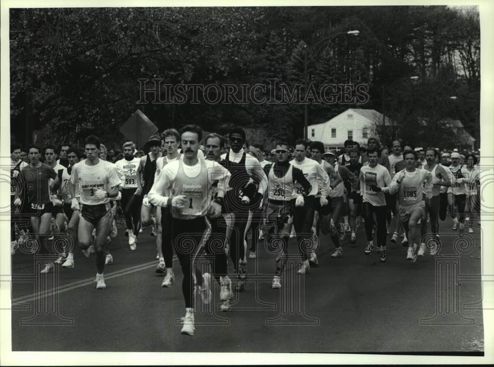 Press Photo Runners at start of Stockadeathon race in Schenectady, New