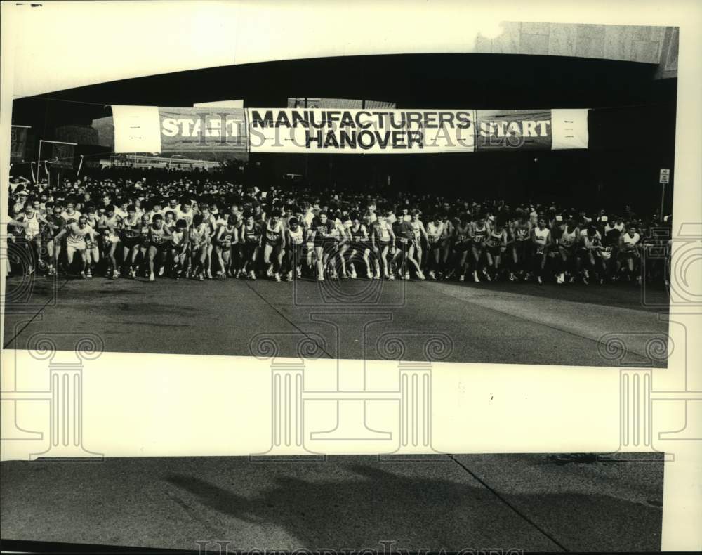 1986 Press Photo Runners at start of Manufacturers Hanover race in Albany, NY- Historic Images